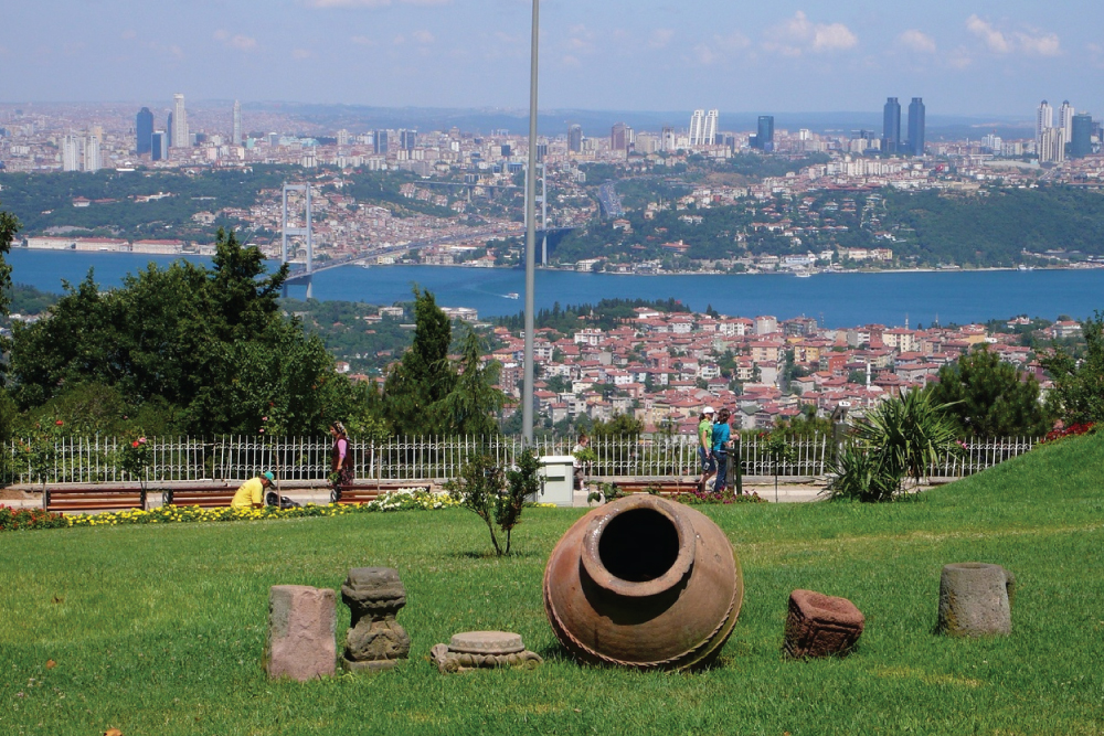 Çamlıca seyir tepesi görenleri kendine hayran bırakıyor. Çamlıca Tepesi, temiz havası ve tepeyi kaplayan rengarenk çiçeklerin kokusuyla ziyaretçileri için hava kirliliğiyle bunaltan şehirden kaçış noktası durumunda.